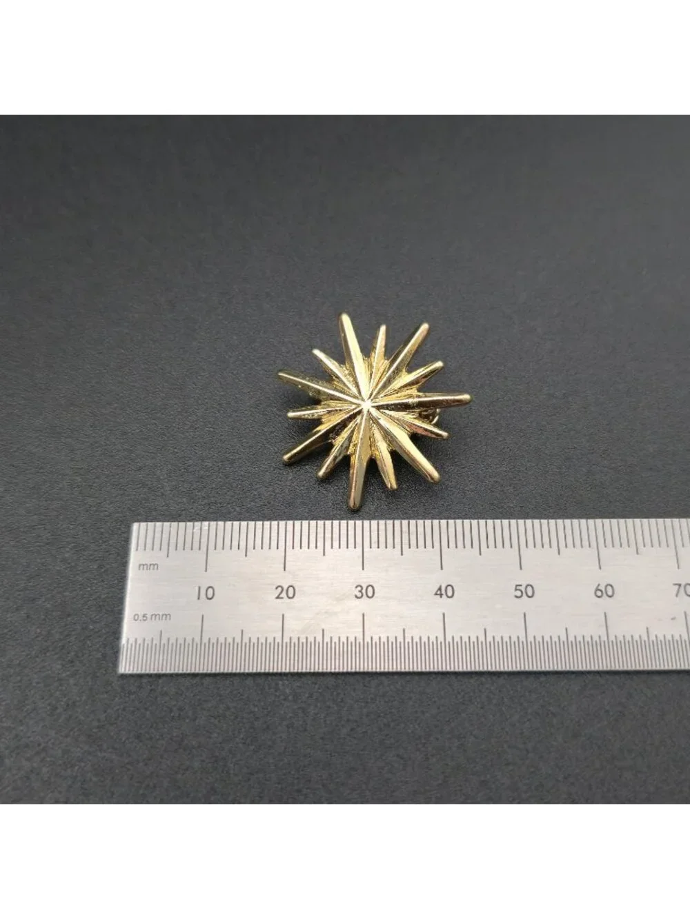 Vintage Mid-Century Modern Gold Tone Starburst Lapel Pin Brooch A8065
